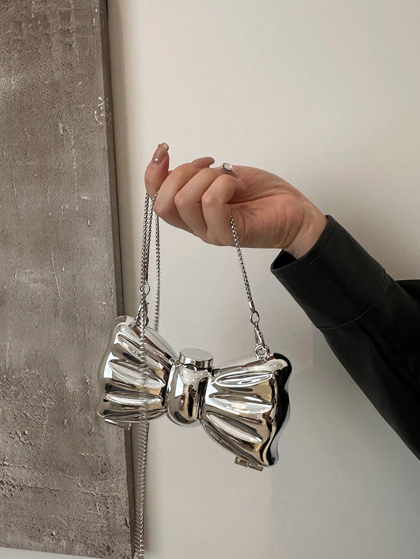 Tie Clip Silver - حقيبة يد صغيرة مزينة بفيونكة لامعة