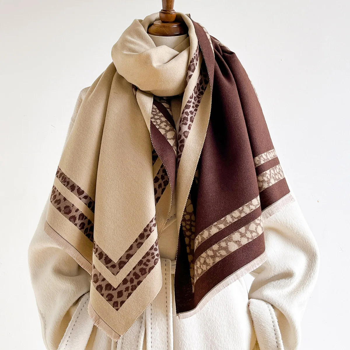 شال شتوي كبير دافئ وقابل للعكس - مراجعة Woven Scarf Blanket وسعره