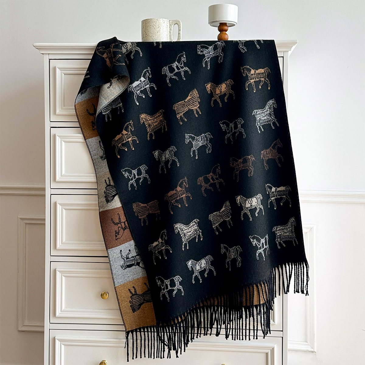وشاح شتوي نسائي فاخر بطبعة حصا - مراجعة Woven Scarf Blanket وسعره
